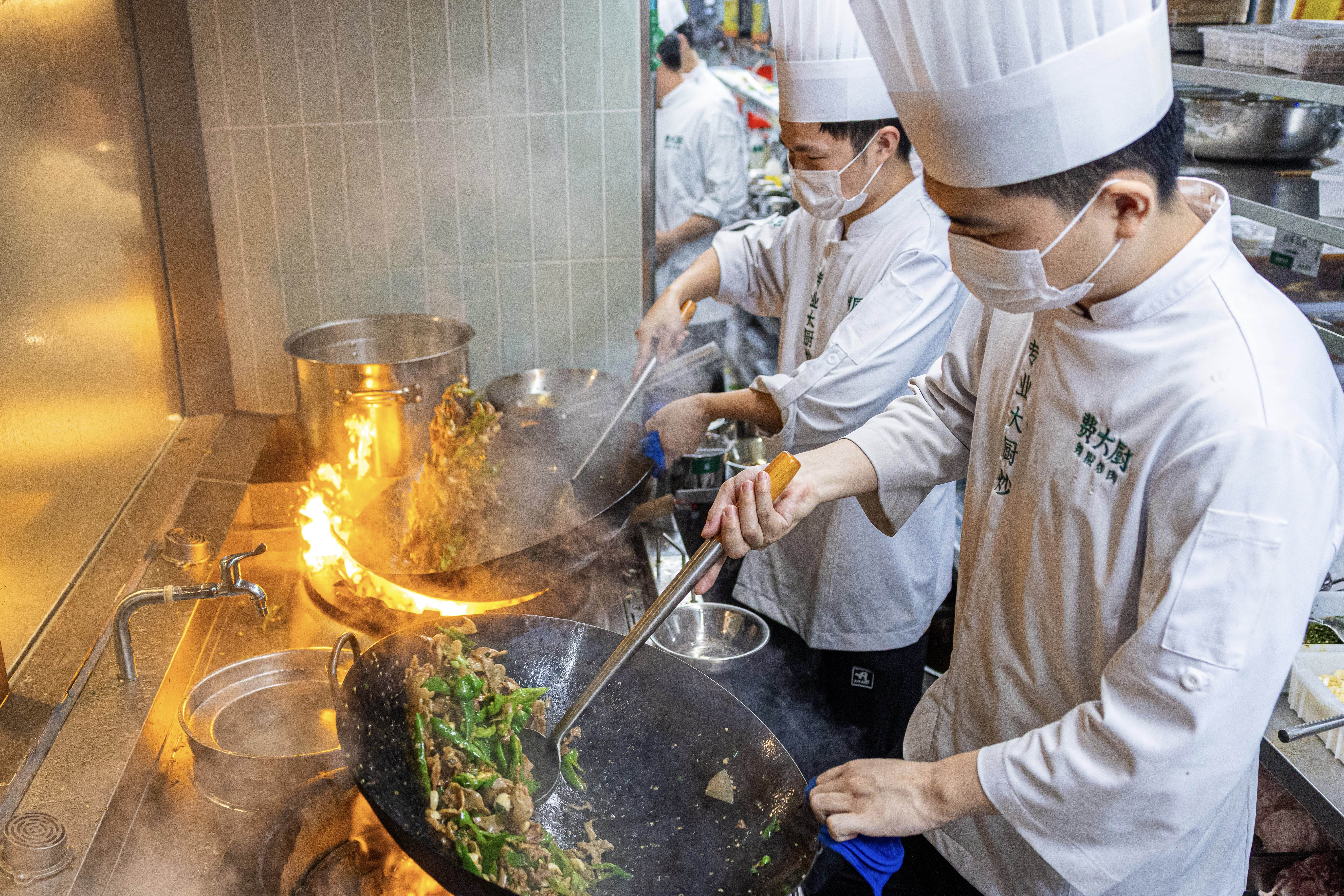 革新餐饮体验从厨房到餐桌全程可视化CQ9传奇电子费大厨深圳明档厨房(图2)
